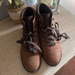 Women’s Timberlands size 6